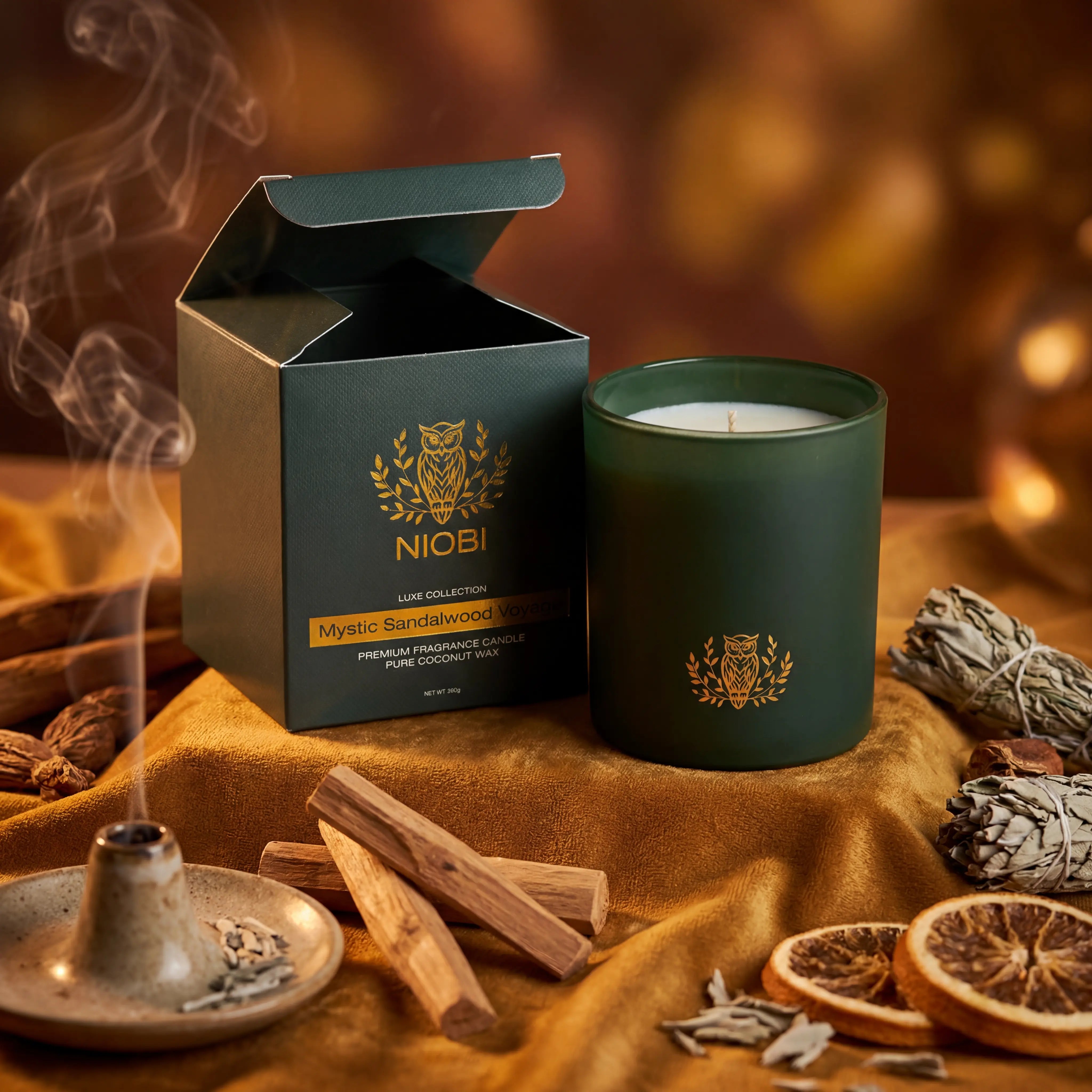 NIOBI Mystic Sandalwood Voyage ароматна свещ с подаръчна кутия Luxe Collection със сандалово дърво и тамян