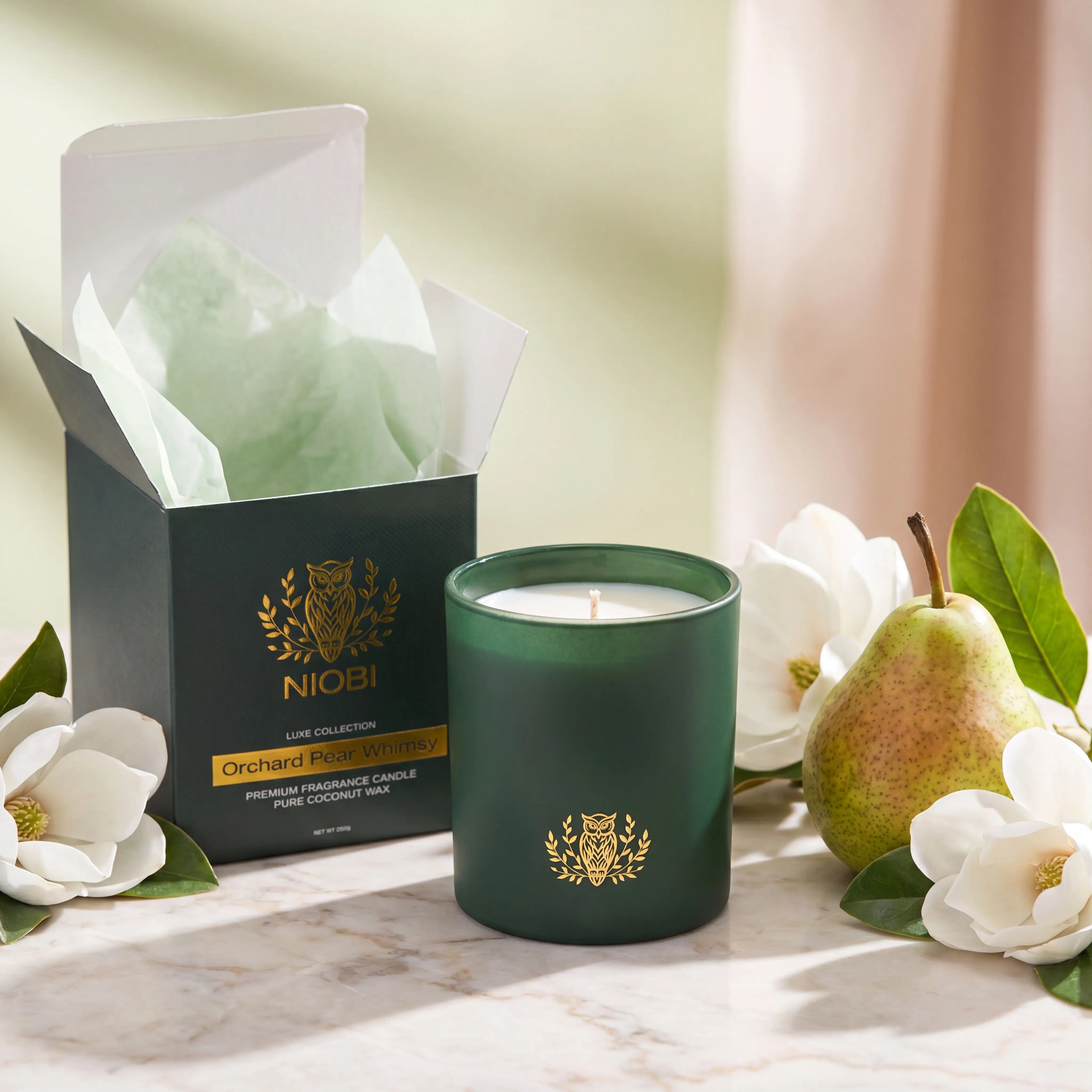 NIOBI Orchard Pear Whimsy ароматна свещ с подаръчна кутия Luxe Collection с круша и магнолия