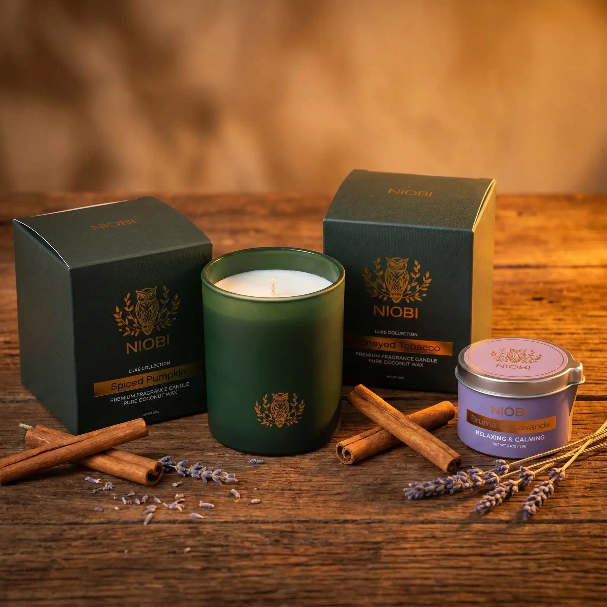 NIOBI Пълният ритуал подаръчен комплект с кутии Spiced Pumpkin и Honeyed Tobacco, ароматна свещ, масажна свещ Brume de Lavande, канела и лавандула