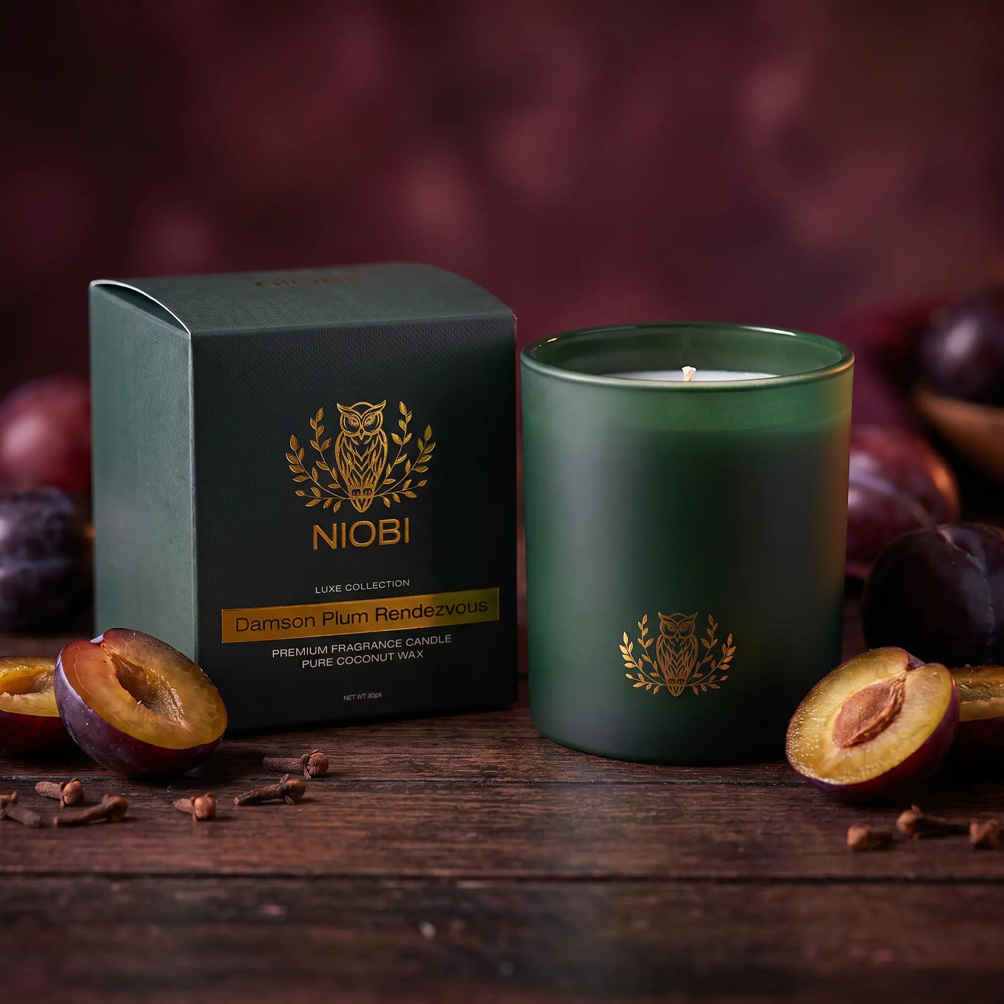 NIOBI Damson Plum Rendezvous ароматна свещ с подаръчна кутия Luxe Collection