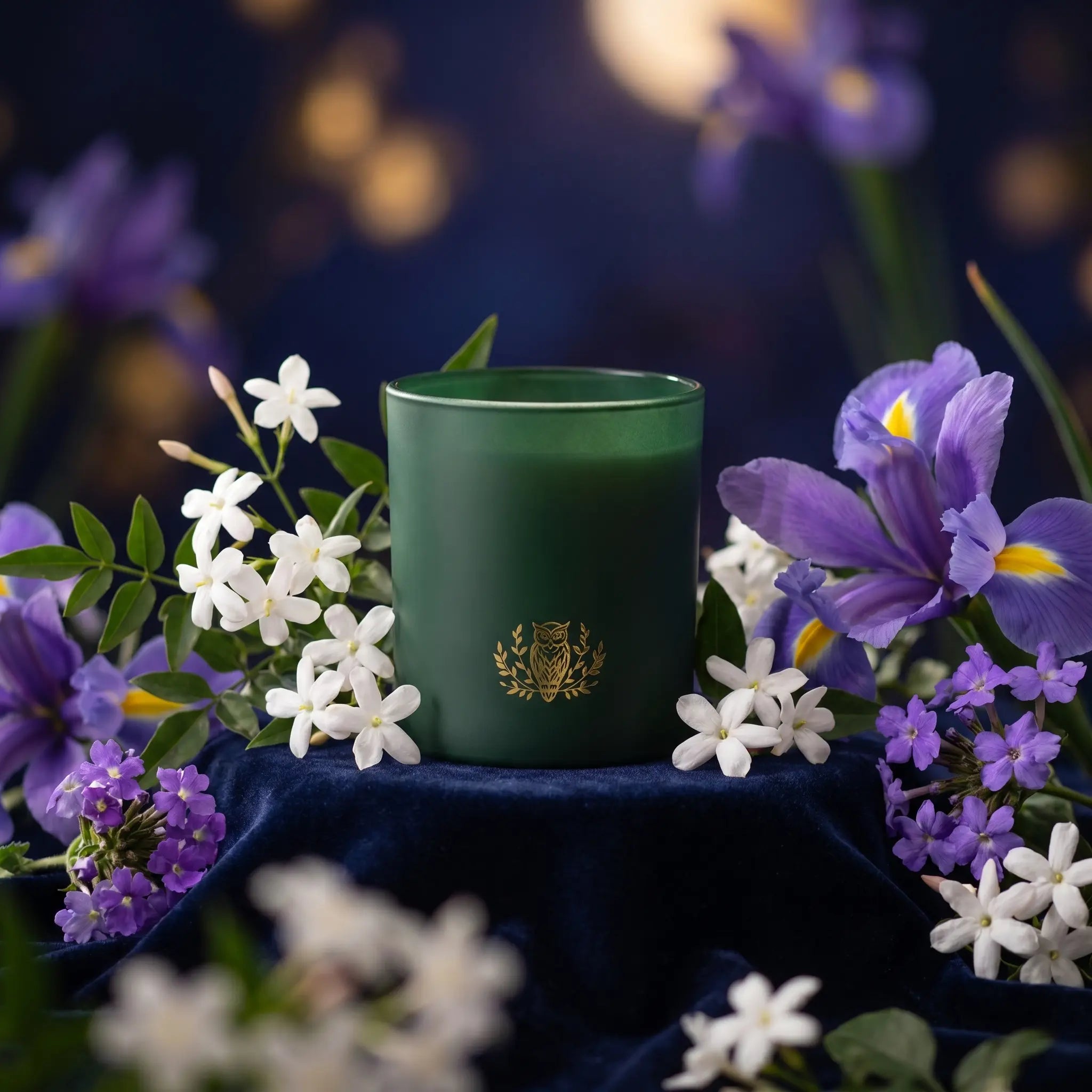 NIOBI Midnight Jasmine Soirée ароматна свещ с бял жасмин, ирис и виолетки в нощна атмосфера