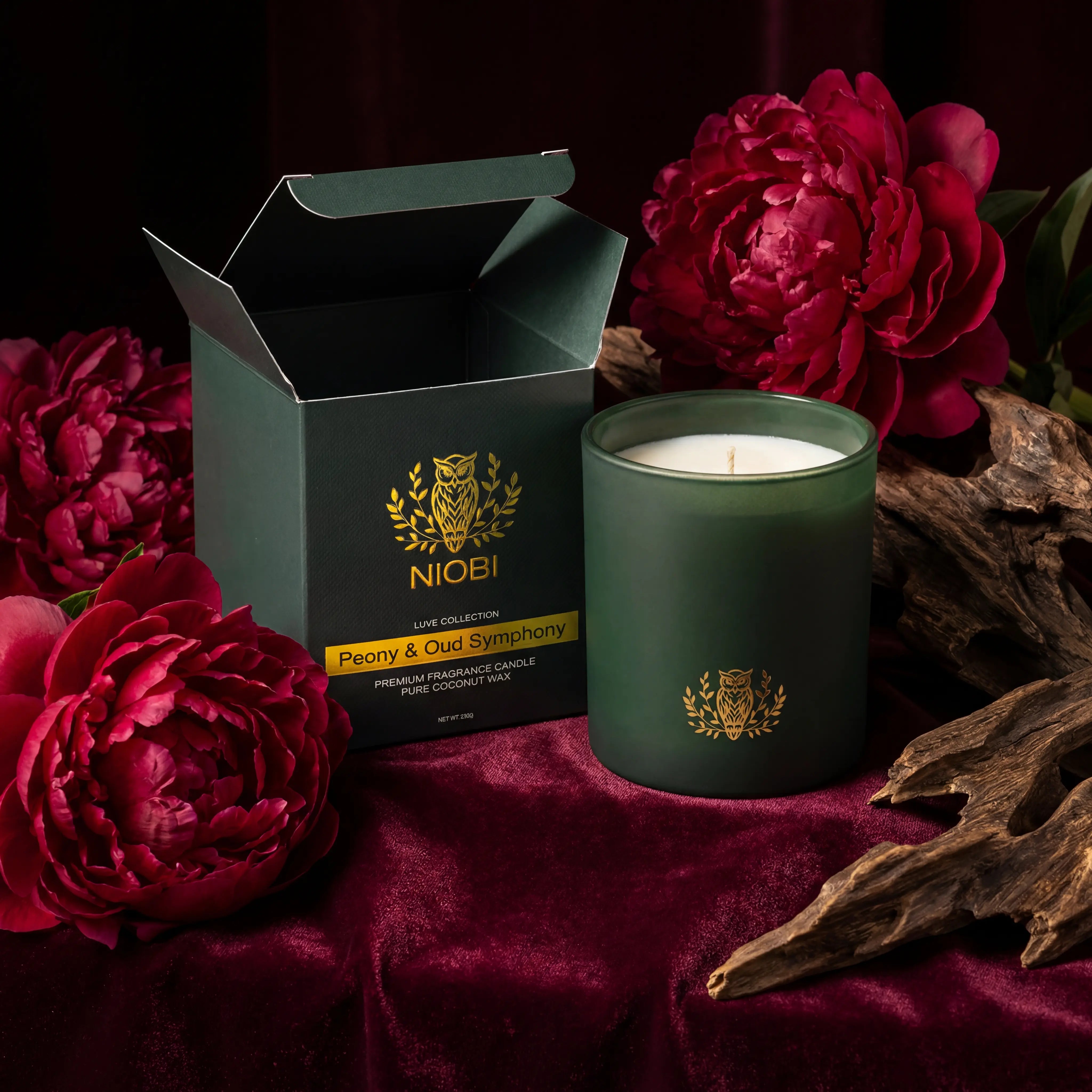 NIOBI Peony & Oud Symphony ароматна свещ с подаръчна кутия Luxe Collection и тъмни божури