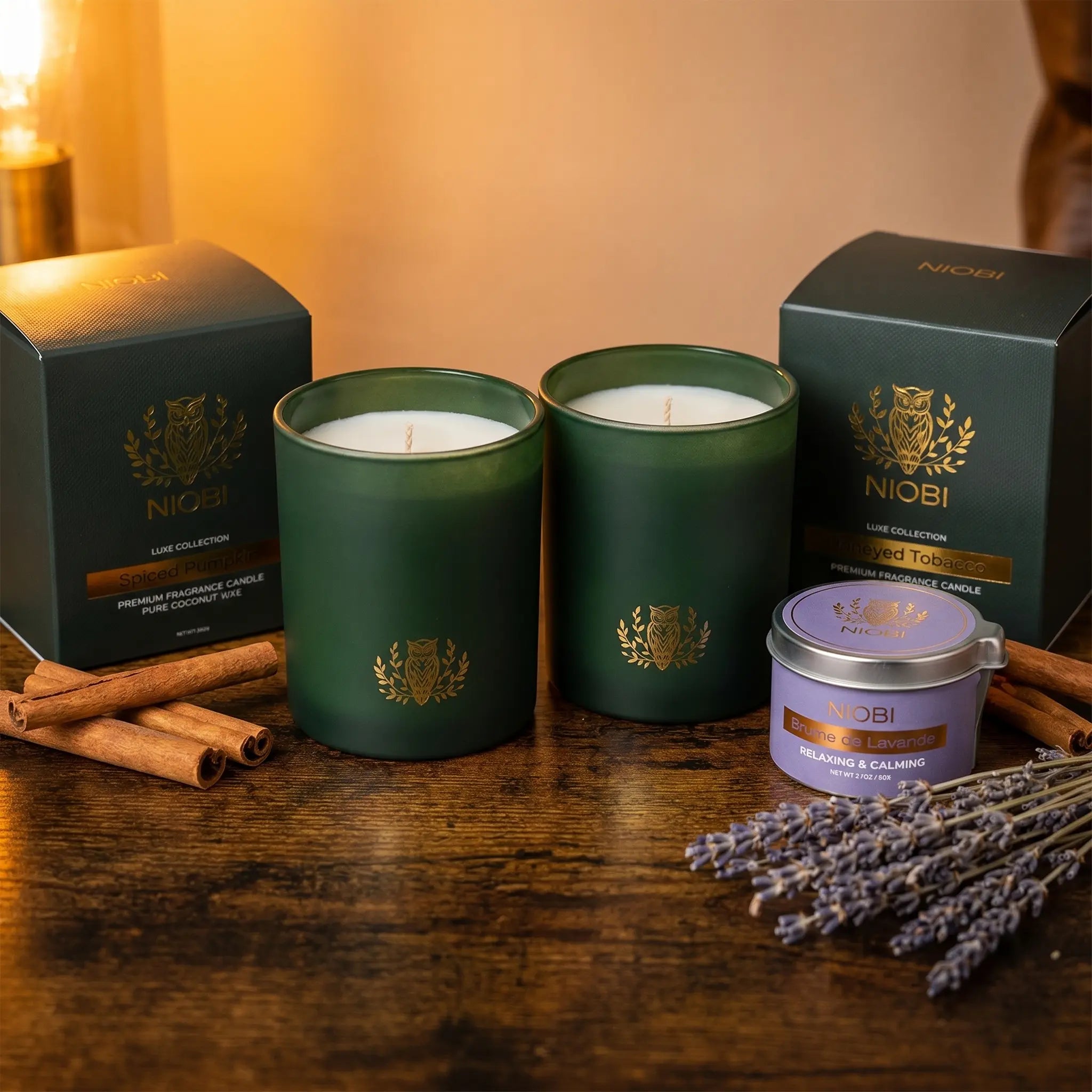 NIOBI Пълният ритуал две ароматни свещи Spiced Pumpkin и Honeyed Tobacco с масажна свещ Brume de Lavande в топла уютна атмосфера
