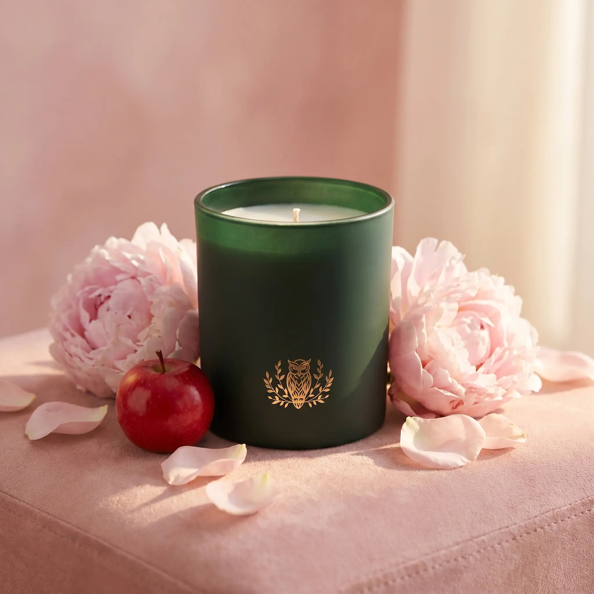NIOBI Suede Kissed Peonies ароматна свещ с розови божури и розови листенца