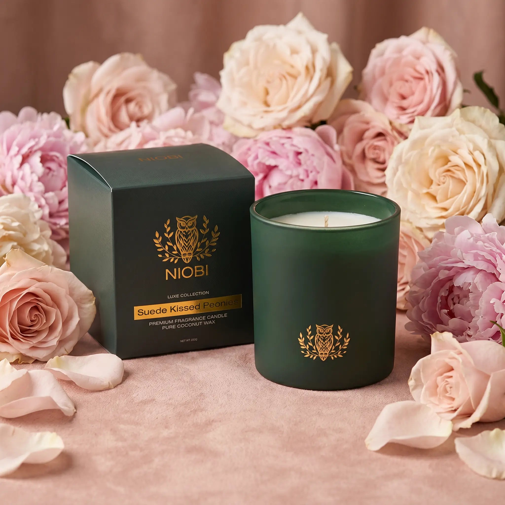 NIOBI Suede Kissed Peonies ароматна свещ с подаръчна кутия Luxe Collection